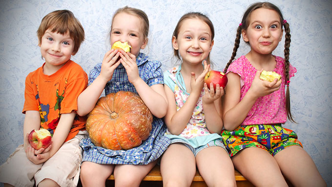 children-eating-apples_Fruits