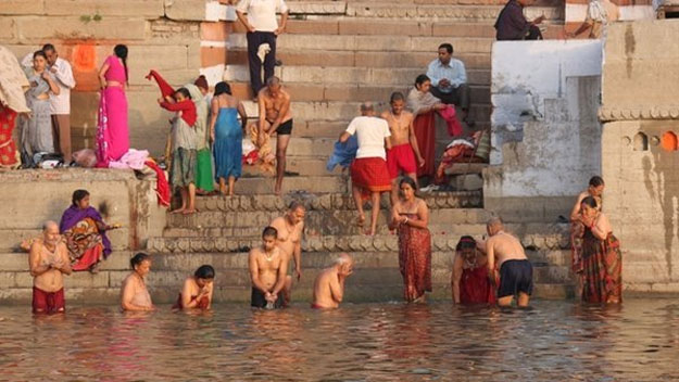 Ritual bathing in the Ganges