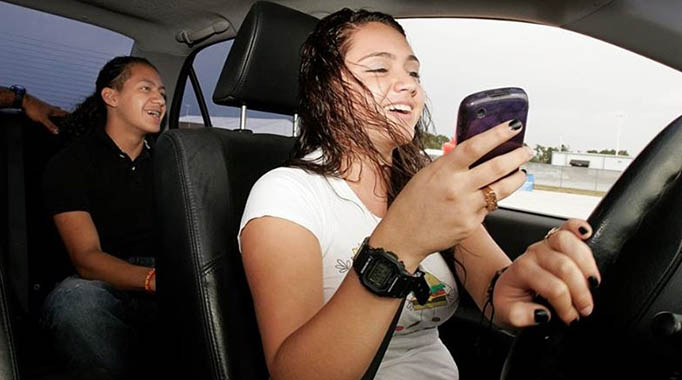 Irresponsible Driving-teens-texting