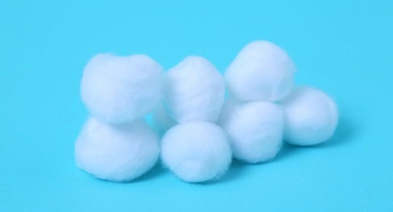 medical-cotton-ball-2